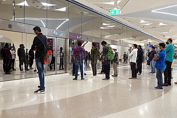 Doha  Katar  Menschen warten auf einem Bahnsteig der U-Bahnstation Msheireb auf den Zug