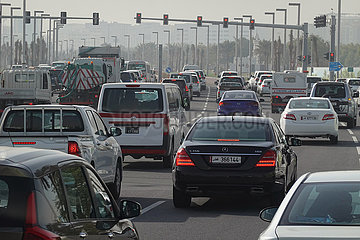 Doha  Katar  Autos stehen an einer roten Ampel