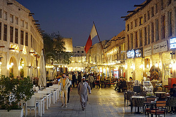 Doha  Katar  Menschen am Abend im Souq Waqif