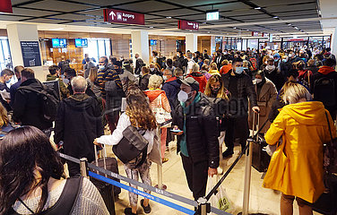 Schoenefeld  Deutschland  Reisende draengen sich im Terminal des Flughafen BER bei der Einreise vor der Passkontrolle