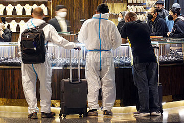 Doha  Katar  Reisende schauen sich im Terminal des Hamad International Airport die Waren bei einem Juwelier an