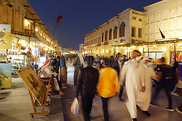 Doha  Katar  Menschen am Abend im Souq Waqif