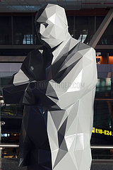 Doha  Katar  Skulptur eines Mannes im Terminal des Hamad International Airport