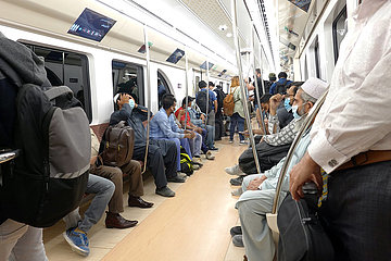 Doha  Katar  Maenner fahren in Zeiten der Coronapandemie U-Bahn