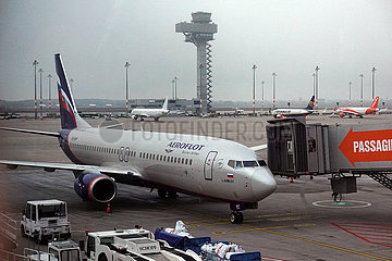 Schoenefeld  Deutschland  Boeing 737 der Aeroflot auf dem Vorfeld des Flughafen BER