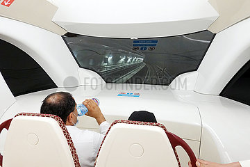 Doha  Katar  Mann sitzt im vorderen Bereich einer autonom fahrenden U-Bahn