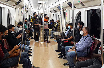 Doha  Katar  Maenner fahren in Zeiten der Coronapandemie U-Bahn