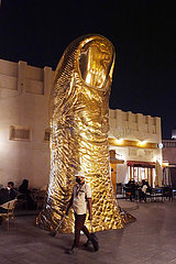 Doha  Katar  Daumen-Statue von Cesar Baldaccini im Souq Waqif