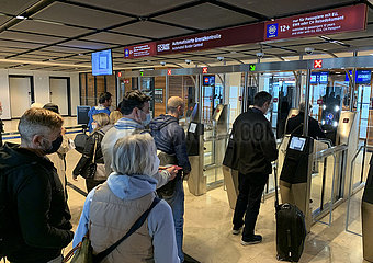 Schoenefeld  Deutschland  Reisende warten im Terminal des Flughafen BER bei der Einreise vor der automatisierten Grenzkontrolle