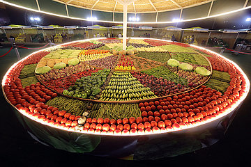 Doha  Katar  verschiedene Gemuesesorten auf einem grossen runden Tisch