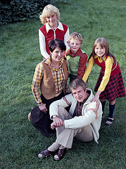 Potsdam  Deutsche Demokratische Republik  Ehepaar und ihre drei Kinder posieren fuer ein Foto