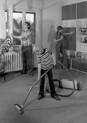Berlin  Deutsche Demokratische Republik  Vater und seine Kinder beim Hausputz