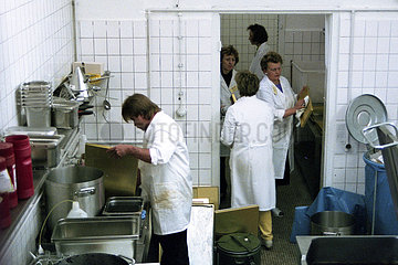 Hoppegarten  Deutschland  Menschen arbeiten in einer Grosskueche