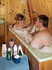 Berlin  Deutsche Demokratische Republik  Vater und Tochter baden gemeinsam in der Badewanne