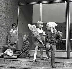 Berlin  Deutsche Demokratische Republik  Kinder an ihrem ersten Schultag vor dem Eingang der Schule