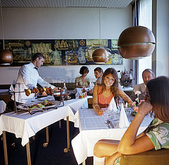 Berlin  Deutsche Demokratische Republik  Menschen in einem Restaurant