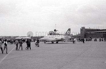 Berlin  Deutschland  Menschen schauen sich bei einem Tag der offenen Tuer auf dem Flughafen Berlin-Tempelhof Flugzeuge der U.S. Air Force an