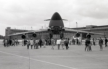 Berlin  Deutschland  Menschen schauen sich bei einem Tag der offenen Tuer auf dem Flughafen Berlin-Tempelhof ein Flugzeug der U.S. Air Force an