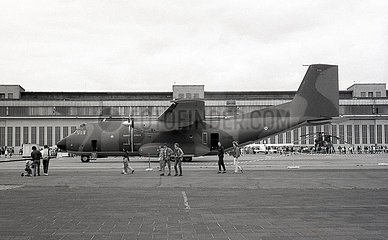 Berlin  Deutschland  Menschen schauen sich bei einem Tag der offenen Tuer auf dem Flughafen Berlin-Tempelhof ein Flugzeug der U.S. Air Force an