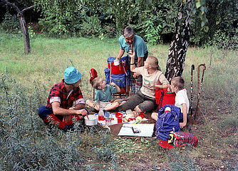 Potsdam  Deutsche Demokratische Republik  Familie macht bei einer Wanderung ein Picknick