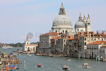 Grand Canal  Santa Maria della Salute  Barocke Kirche in Venedig - Italien