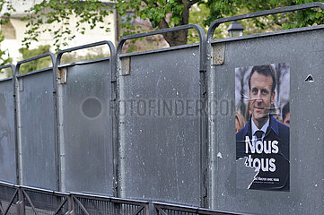 FRANKREICH. Paris (75) über die Wähler unterzeichnet nur ein Plakat von Emmanuel Macron Präsident Candidat für die Präsidentschaftswahlen im April 2022 'Alle von uns' bleiben bleiben