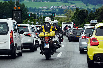 Kiefersfelden  Deutschland  Motorradfahrer fahren bei einem Stau auf der A93 durch die Rettungsgasse