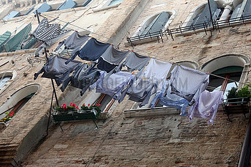 Venedig  Italien  Kleidung trocknet auf einer Waescheleine