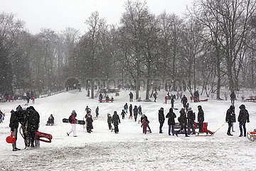 Berlin  Deutschland  Menschen befinden sich bei Schneefall zum Rodeln auf dem Insulaner