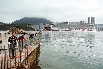 Hong Kong  China  Kreuzfahrtschiff World Dream faehrt in den Hafen ein