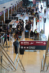 Schoenefeld  Deutschland  Menschen im Terminal 1 des Flughafen Berlin-Brandenburg International BER an der Sicherheitskontrolle