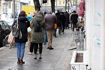 Berlin  Deutschland  Menschen stehen vor einer Corona-Teststation an