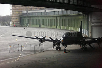 Berlin  Deutschland  Rosinenbomber in einem Hangar des ehemaligen Flughafen Tempelhof