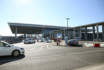 Schoenefeld  Deutschland  Zufahrt zum Terminal 1 des Flughafen BER