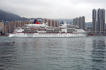 Hong Kong  China  Kreuzfahrtschiff MS Europa vor der Skyline