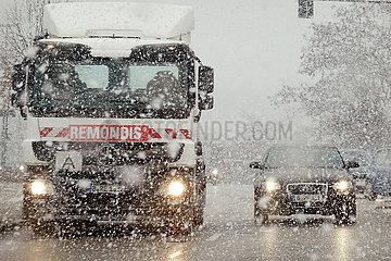 Berlin  Deutschland  LKW und Auto bei heftigem Schneefall in der Stadt