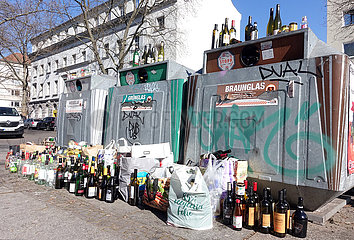 Berlin  Deutschland  Leere Glasflaschen stehen vor und auf ueberfuellten Glascontainern