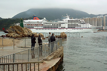 Hong Kong  China  Kreuzfahrtschiff MS Europa faehrt aus dem Hafen aus