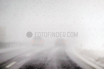 Kufstein  Oesterreich  Schlechte Sicht auf der A12 bei heftigem Schneefall