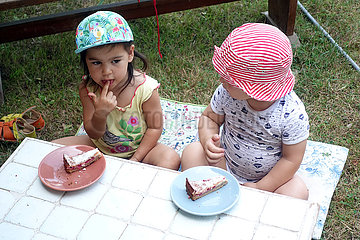 Briescht  Deutschland  Kleinkinder essen Kuchen im Garten