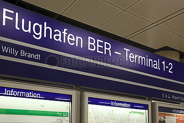 Schoenefeld  Deutschland  Bahnhofsschild Flughafen BER - Terminal 1-2