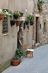 Bolsena  Italien  alte Frau steht vor ihrem Haus