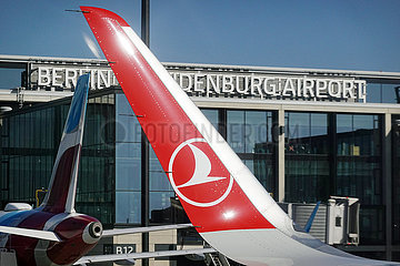 Schoenefeld  Deutschland  Winglet eines Flugzeugs der Turkish Airlines vor dem Terminal des Flughafen BER