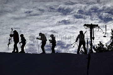 Obertraun  Oesterreich  Silhouette: Skifahrer an einem Skilift