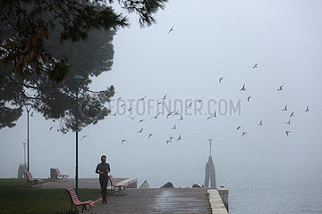 Venedig  Italien  Mann joggt am Morgen am Ufer entlang