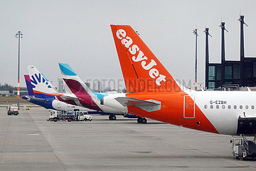 Schoenefeld  Deutschland  Flugzeuge der easyJet  Sun Express und Eurowings parken auf dem Vorfeld des Flughafen BER