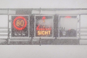 Kufstein  Oesterreich  zugeschneite Verkehrszeichen an einer Signalwechselbruecke auf der A12 bei heftigem Schneefall