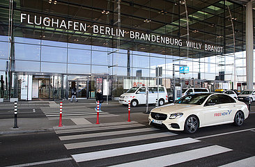 Schoenefeld  Deutschland  Eingangsbereich zum Terminal 1 des Flughafen BER