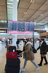 Schoenefeld  Deutschland  Menschen im Terminal 1 des Flughafen Berlin-Brandenburg International BER