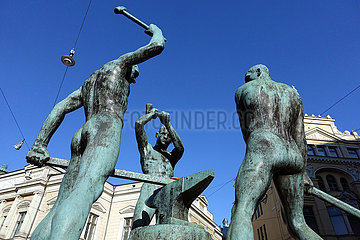 Helsinki  Finnland  Statue Drei Schmiede